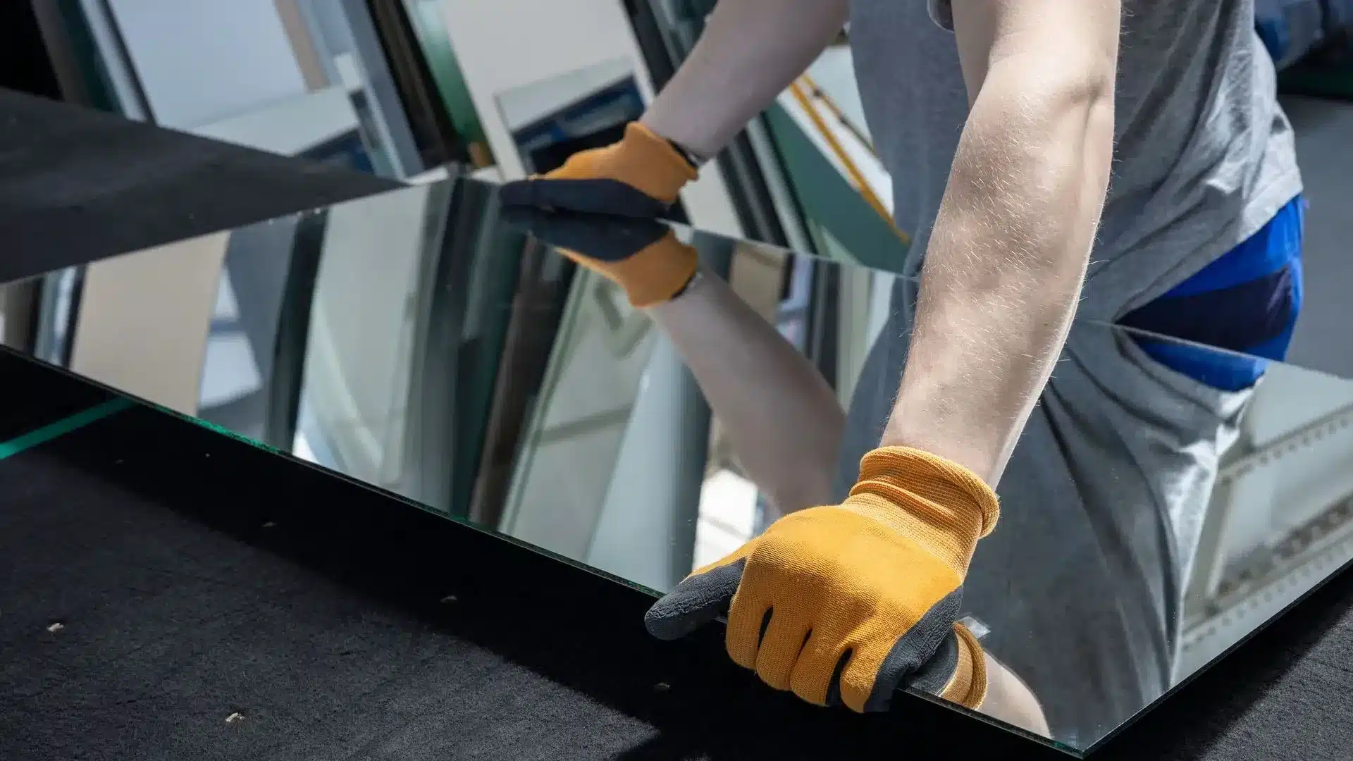 imgi_23_assistance-renov-menuisier-et-miroitier-a-bordeaux-en-gironde-33-installation-professionnelle-de-vitres-dinsert